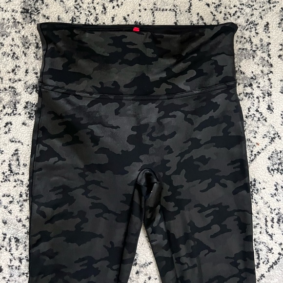 SPANX faux leather camo leggings size small - Picture 5 of 7